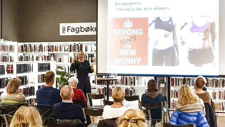 Professor Solfrid Bratland-Sanda heldt foredrag på Laurdagsuniversitetet i Larvik om presset som ungdom vert utsett for. Laurrdagsuniversitetet er ein av arenaene der USN driv forskingsformidling. 